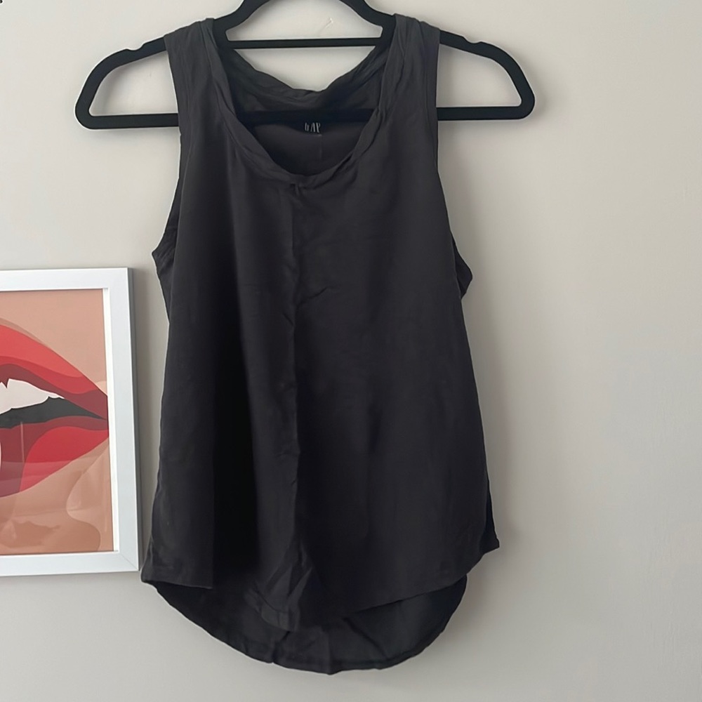 Gap black tank top. Size SM. Like new. No stains or rips.